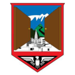 Logotipo que presenta un escudo con una montaña de fondo, un paisaje urbano en primer plano y un águila estilizada debajo.