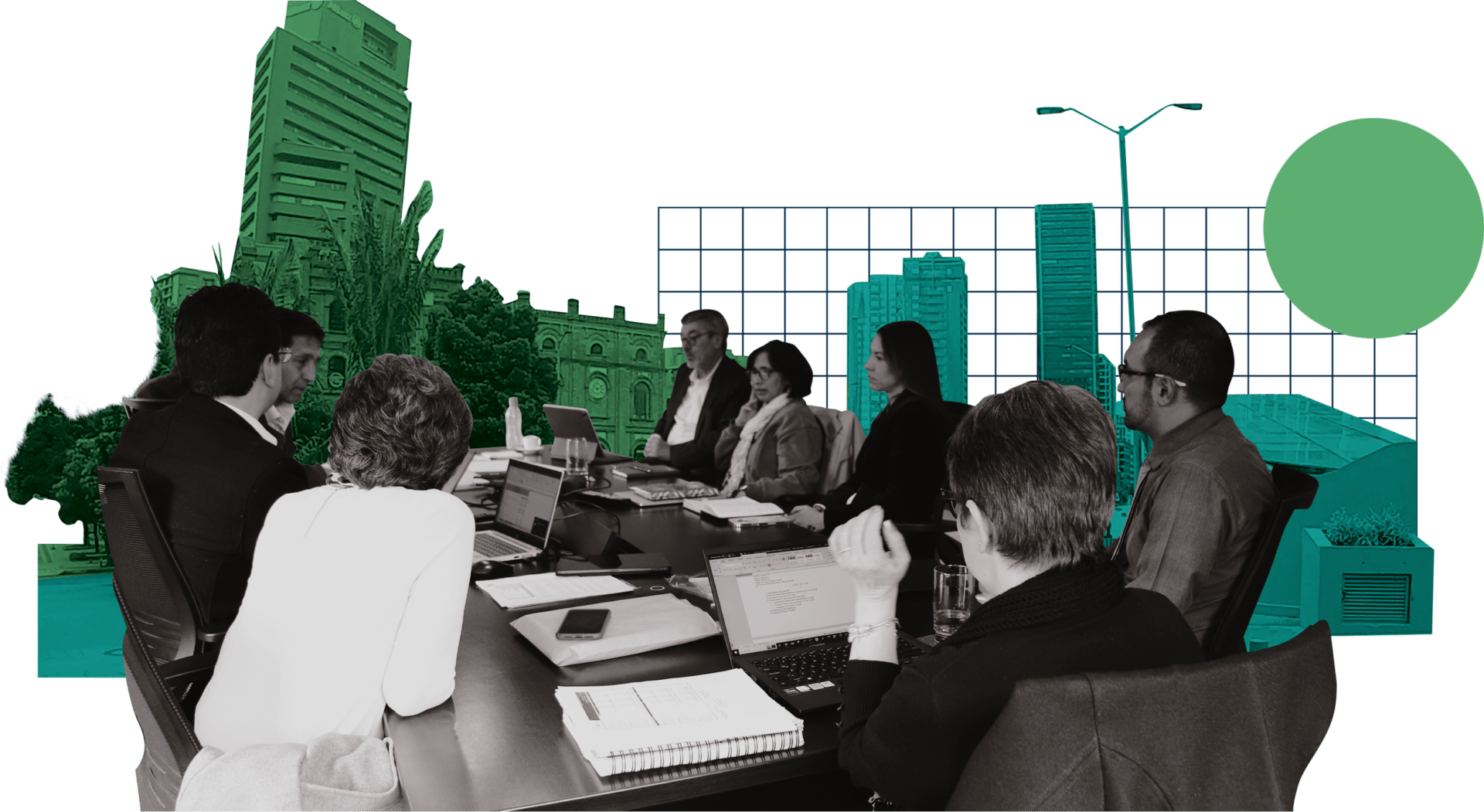 Ilustración de una reunión de negocios con siete profesionales alrededor de una mesa, con un paisaje urbano estilizado de fondo.