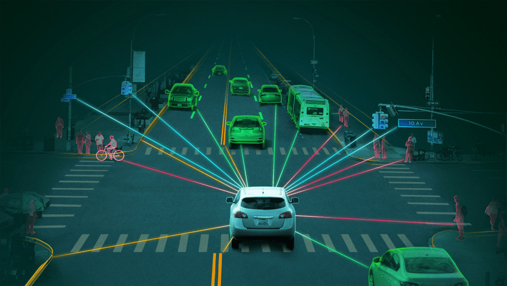 Ilustración de un sistema avanzado de asistencia al conductor en un automóvil, destacando los sensores que detectan otros vehículos, ciclistas y peatones en una intersección muy transitada.