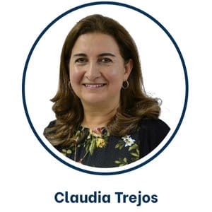 Retrato de una mujer sonriente de largo cabello castaño con una blusa negra de flores, dentro de un marco circular azul, con el nombre de Claudia Trejos debajo, documentado en Bitacora EFR.