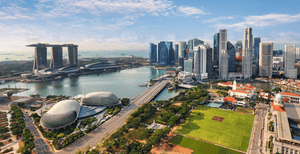 Vista aérea del centro de Singapur que muestra Marina Bay Sands, rascacielos con tecnología avanzada y Esplanade by the Bay.