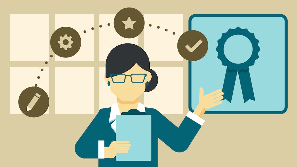 Ilustración de una mujer profesional con gafas sosteniendo un portapapeles, rodeada de íconos de engranajes, una estrella, una marca de verificación y una cinta de premio sobre un fondo beige.