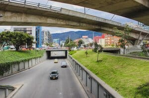 Lee más sobre el artículo GESTIÓN DEL TRÁFICO MEDIANTE SISTEMAS DE TRANSPORTE INTELIGENTES CON DISPOSITIVOS EN LAS VÍAS Y LOS VEHÍCULOS