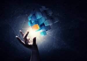 Una mano que se acerca a un cubo naranja brillante dentro de un conjunto flotante de cubos azules contra un fondo de red digital, que ilustra la "Estrategia de Innovación en SITT".