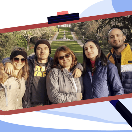 Cinco adultos sonriendo, parados en fila en un parque con vegetación y una escalera en cascada al fondo de la Bitácora.