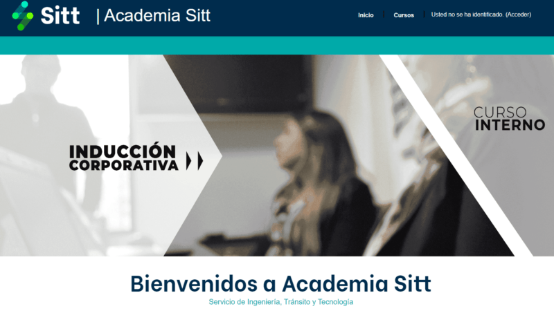 Banner de página web de academia sitt que presenta un entorno de inducción de Recursos Humanos con asistentes adultos centrados en una presentación.