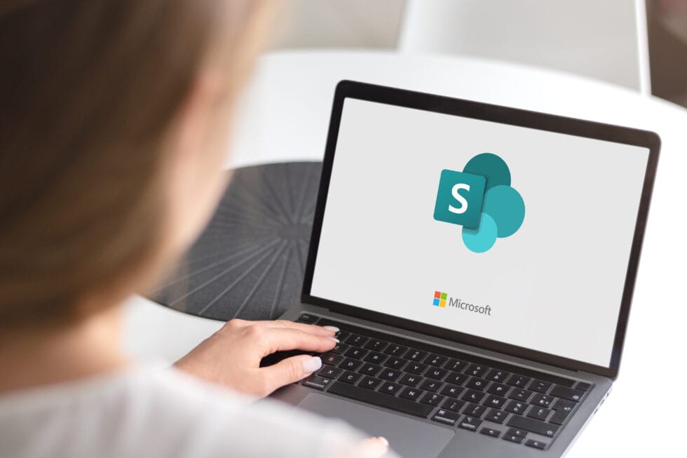 Mujer usando una computadora portátil que muestra el logotipo del software de procesamiento de señales en la pantalla.