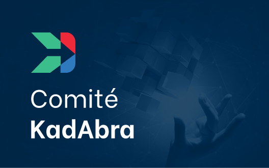 Logotipo del comité kadabra junto al gráfico de una mano con bloques que se desintegran, todo sobre un fondo azul.
