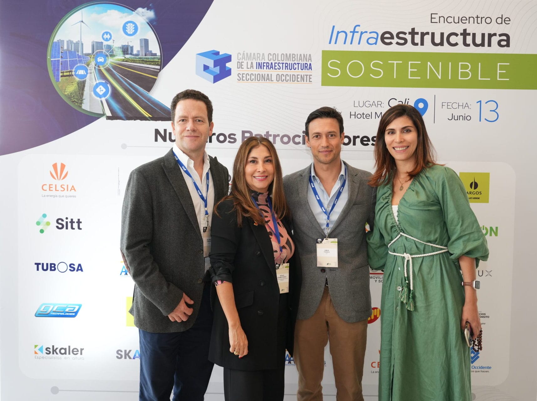 Cuatro personas juntas frente a un telón de fondo con logotipos de eventos y textos relacionados con infraestructura sostenible. Están en el evento "Encuentro de Infraestructura Sostenible", discutiendo cómo la videoanalítica inteligente podría impulsarnos hacia un futuro sostenible.