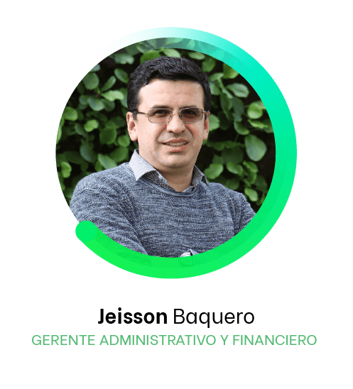 En la imagen se ve a un hombre, etiquetado como Jeisson Baquero, Gerente Administrativo y Financiero, con un fondo de follaje verde y un borde verde circular, que ilustra cómo los líderes pueden conectarse efectivamente con la naturaleza.