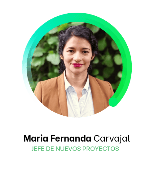 Retrato de María Fernanda Carvajal, Jefa de nuevos proyectos, vestida con una chaqueta marrón y una camisa blanca, de pie contra un fondo de follaje verde donde los líderes se conectan.