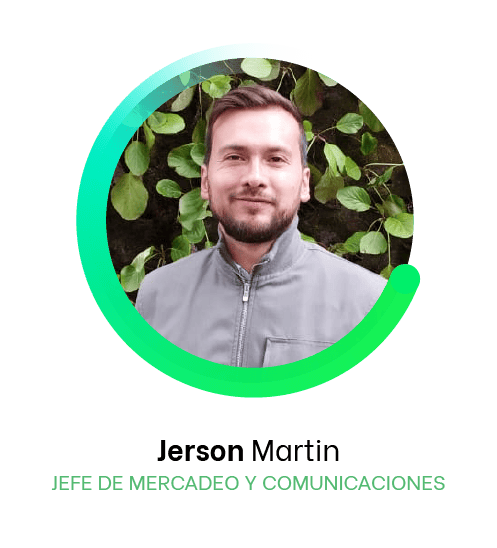 Imagen de un hombre de pelo corto y barba, vestido con una chaqueta gris, de pie frente a un fondo frondoso. El texto a continuación dice "Jerson Martin, Líder de Mercadeo y Comunicaciones", enfatizando su capacidad para conectarse con su equipo.