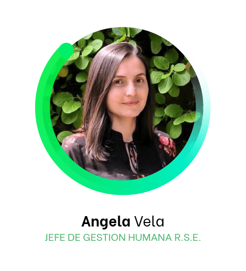 Una mujer con cabello oscuro hasta los hombros se encuentra frente a un follaje verde. Se la identifica como Ángela Vela, Jefe de Gestión Humana R.S.E., conocida por su capacidad para conectar líderes con una visión compartida.