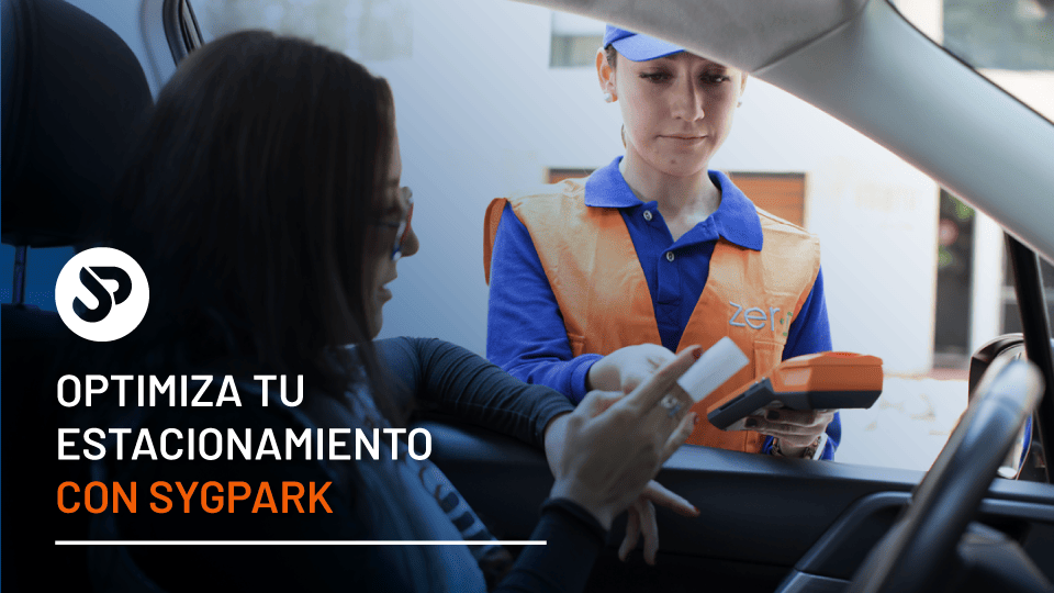 Un asistente de estacionamiento ayuda al conductor mediante un dispositivo portátil. El texto superpuesto dice: "Optimiza tu estacionamiento con Sygpark.