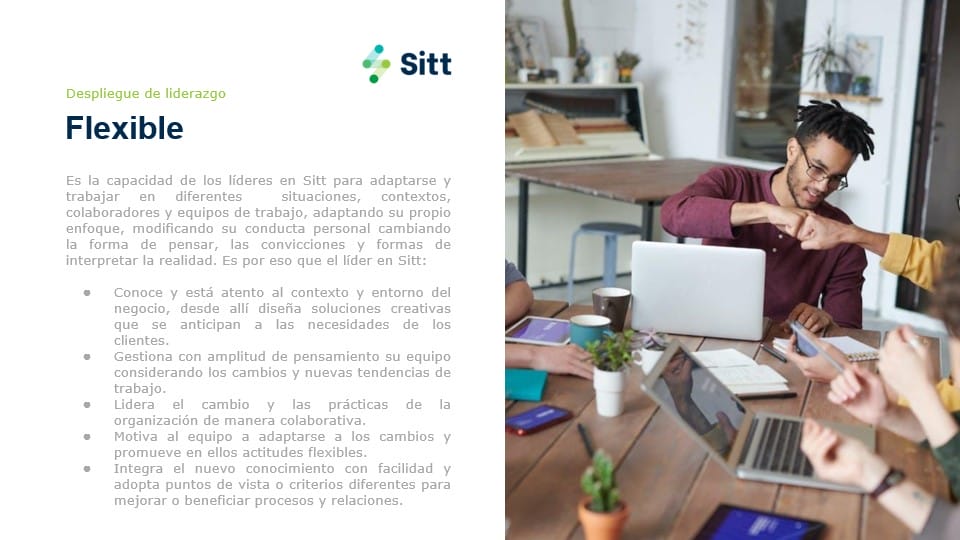 Diapositiva que presenta información sobre "Liderazgo flexible" de Sitt. Un hombre lee documentos mientras está sentado en una mesa con una mujer que usa una computadora portátil. El texto y las viñetas son visibles en el lateral.
