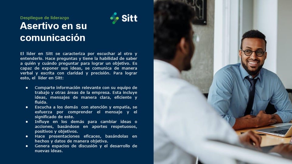 Diapositiva informativa en español que describe los rasgos de un líder asertivo, destacando las habilidades de comunicación, la empatía y el intercambio eficaz de ideas. El fondo muestra a una persona haciendo una presentación.