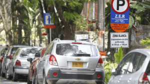 Lee más sobre el artículo Las zonas de estacionamiento regulado contribuyen a disminuir la congestión vial en las ciudades y municipios